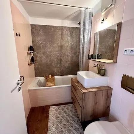 Bali Home Stylische Wohnung Mit Terrasse Schoenefeld Exterior photo
